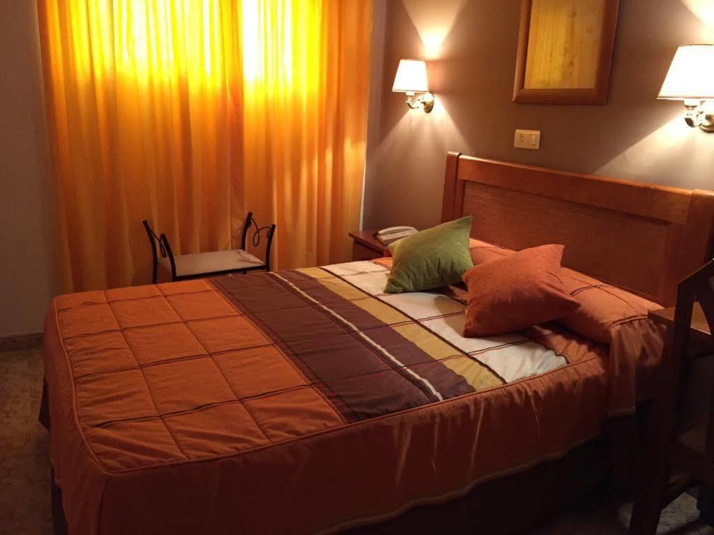 Hostal Argentina Caceres Bagian luar foto