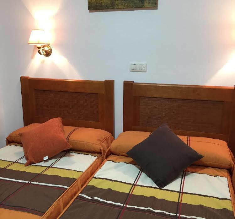 Hostal Argentina Caceres Bagian luar foto
